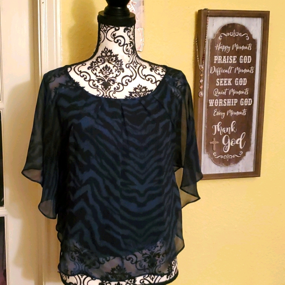 $5 🐦 (MUST BUNDLE 2+) EXPRESS TOP Green Zebra print small
